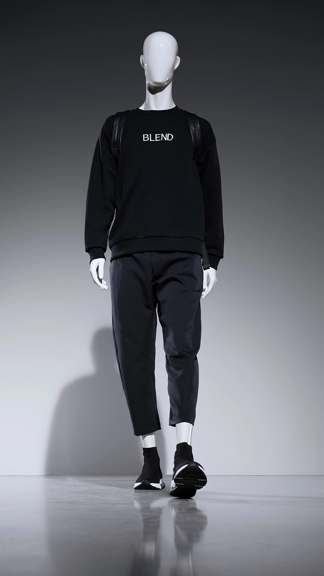 a male mannequin from the blend collection walking towards the camera with black clothes on