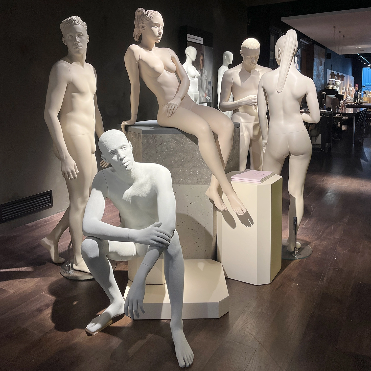 SHOWROOM_BARCELONA_UNDRESSED_GROUP_SQUARE_01