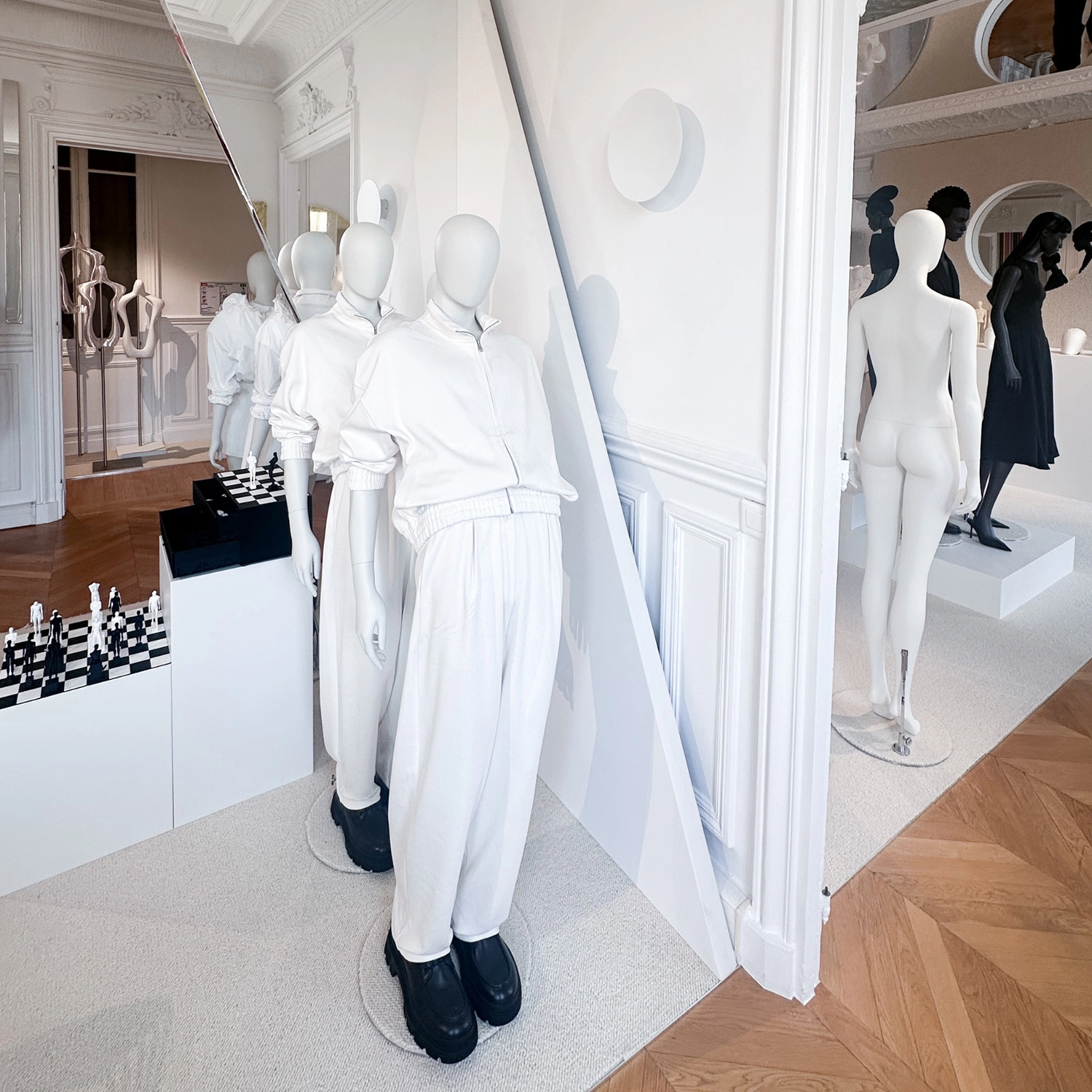 SHOWROOM_PARIS_DRESSED_GROUP_SQUARE_01